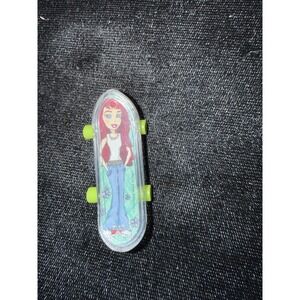 2010 Bratz FINGERBOARD SKATEBOARD rare original 5390